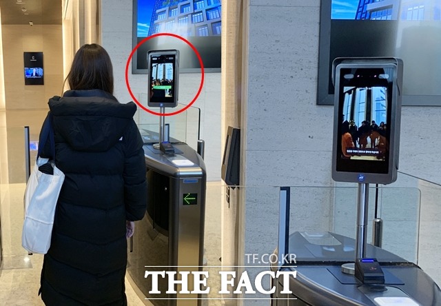 SK텔레콤은 13일 서울 종로 센트로폴리스 빌딩에서 '5G 스마트오피스 공개 행사'를 열었다. AI 카메라가 직원의 얼굴을 인식해 출입증이나 지문 인식 없이 편하게 출입할 수 있다. /종로=서민지 기자