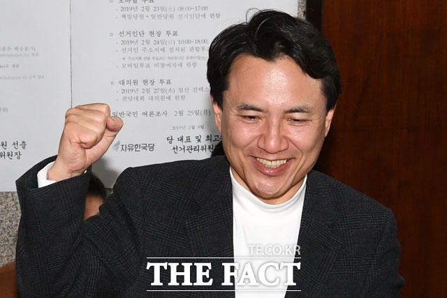 자유한국당 대표직에 출사표를 던진 김진태 후보, 당대표 후보자 간담회 마치고 나와 파이팅!