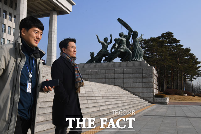 국회 나서는 김진태