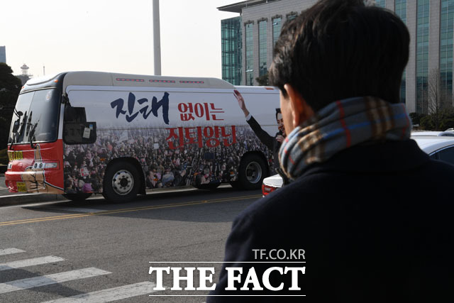 기자단과 함께 이동할 김 후보의 버스