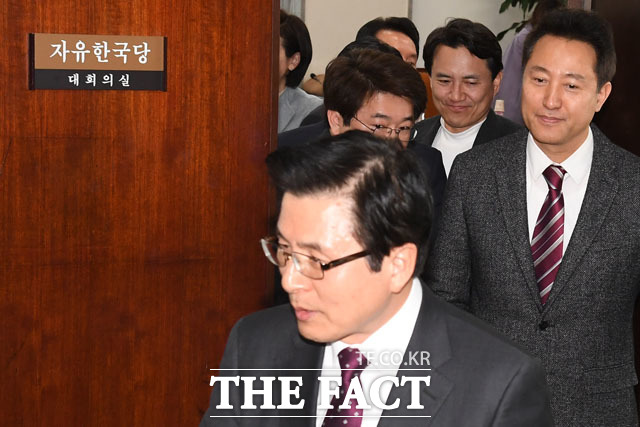 회의실 나서는 세 후보