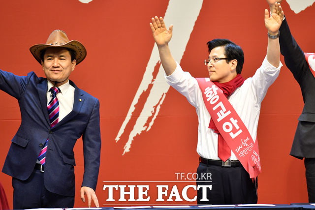 그런 김진태 의원을 바라보는 황교안 후보