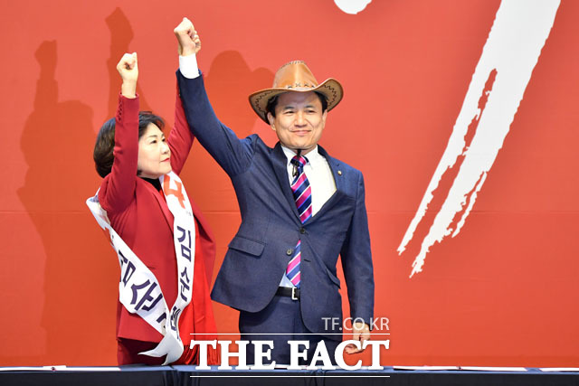 두 손 맞잡은 김순례-김진태