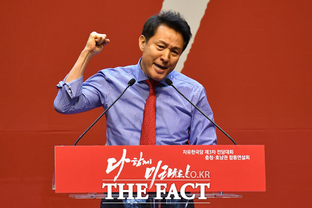 상의 재킷을 벗은 오세훈 후보가 연설하고 있다. /남윤호 기자