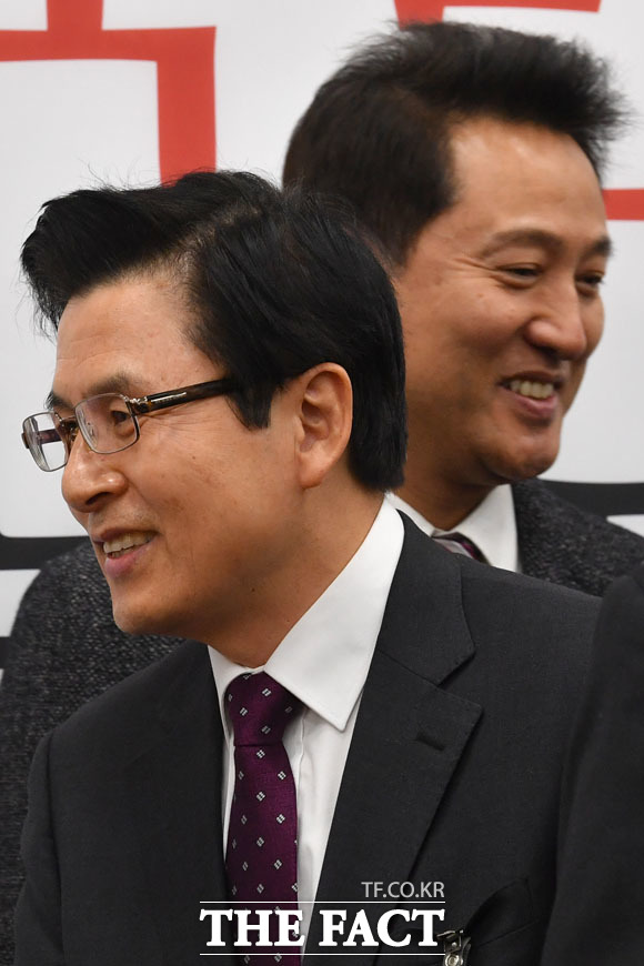 스쳐지나가는 황교안 전 총리와 오세훈 전 서울시장. /남윤호 기자