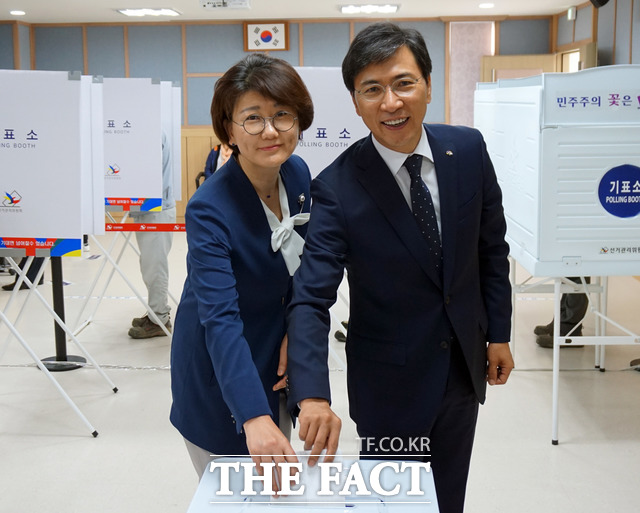 민 씨는 안 전 지사와 피해자 김 씨의 관계가 '"미투가 아닌 불륜"이라 주장했다. 안 전 지사 부부가 지난 2017년 4월 대선 투표에 참여하는 모습. /뉴시스