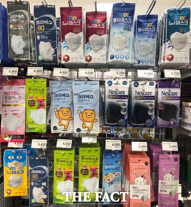 초미세먼지 '나쁨' 횟수가 증가함에 따라 일회용 마스크 소비량도 증가하고 있다. 하지만 버려지는 일회용 마스크로 또다시 미세먼지가 발생한다는 지적이 나오고 있다. 특정 제품과는 무관. /문혜현 기자