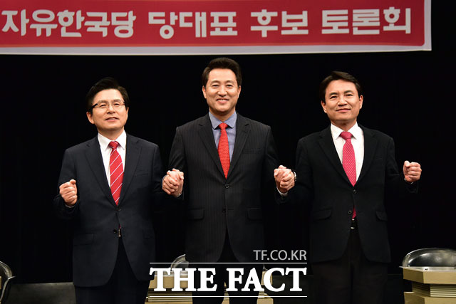 자유한국당 당 대표 후보 3인은 유튜브로 생중계된 2차 토론회에서 "친박은 사라졌다"면서도 박근혜 전 대통령을 수 차례 환기했다. 황교안·오세훈·김진태 후보가 지난 15일 오후 경기도 부천 OBS경인TV에서 열린 토론회에서 손을 잡은 모습. /국회사진취재단