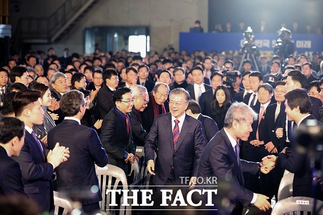 문재인 대통령이 최근 동남권 신공항 재검토 가능성을 시사하면서 지역 간 갈등을 부추겼다는 지적이 나온다. 사진은 13일 오후 부산 사상구 대호PNC 부산공장에서 열린 '부산 대개조 전략 발표' 행사에 참석하는 문 대통령. /청와대 제공