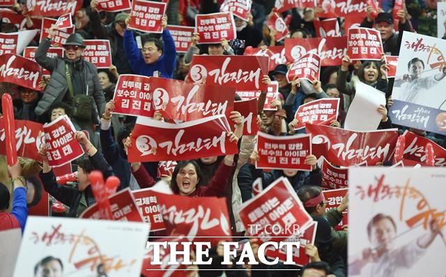 18일 합동연설회장은 3분의2 이상 김진태 당 대표 후보 지지자들로 가득찼다. /뉴시스