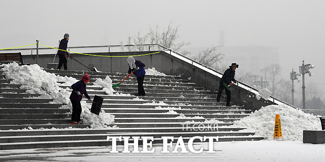 아이들은 신나지만, 어른들은 '쌓인 눈 치우느라 분주~'
