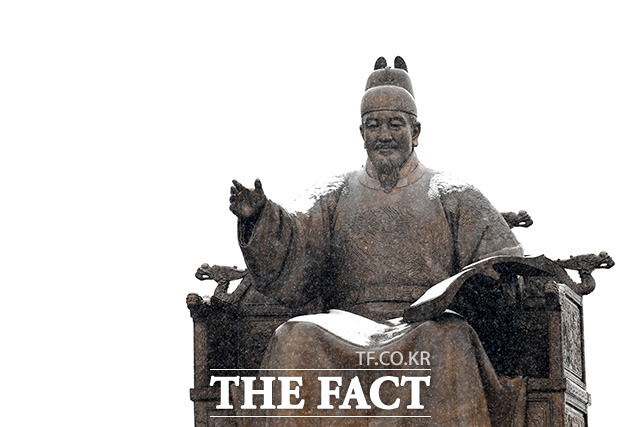 세종대왕에게도 소복이 쌓인 눈.