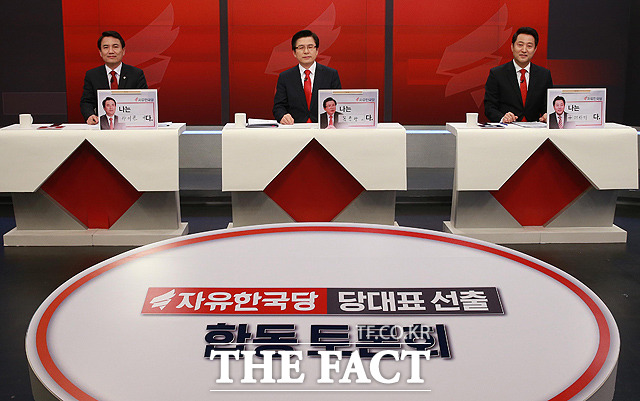 19일 오후 서울 중구 TV조선 스튜디오에서 열린 자유한국당 당대표 선출 합동 토론회. 왼쪽부터 김진태 의원, 황교안 전 국무총리, 오세훈 전 서울시장. / 국회사진취재단