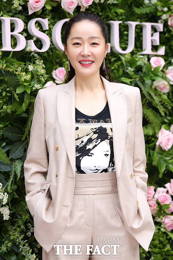 배우 엄지원이 20일 오후 서울 종로구 아름지기 사옥에서 열린 '랑콤 압솔뤼 컬렉션' 론칭 기념 포토행사에 참석해 포즈를 취하고 있다. /이선화 기자