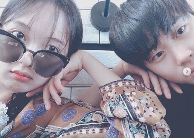 '혜나랑 기준이랑 사이좋게' 'SKY캐슬'에서 혜나 역으로 분했던 김보라(왼쪽)와 차기준 역을 맡았던 조병규가 푸껫 휴가 중에 찍은 사진을 인스타그램에 올려 다양한 추측을 낳았다. /조병규 인스타그램 캡처