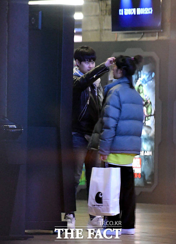 '어디서나 당당한 캐슬 커플' 조병규와 김보라가 지난 8일 쇼핑을 마치고 영화를 관람을 하기 위해 극장을 찾았다. 두 사람은 연신 장난을 치며 웃음꽃을 피웠다. /남용희 기자