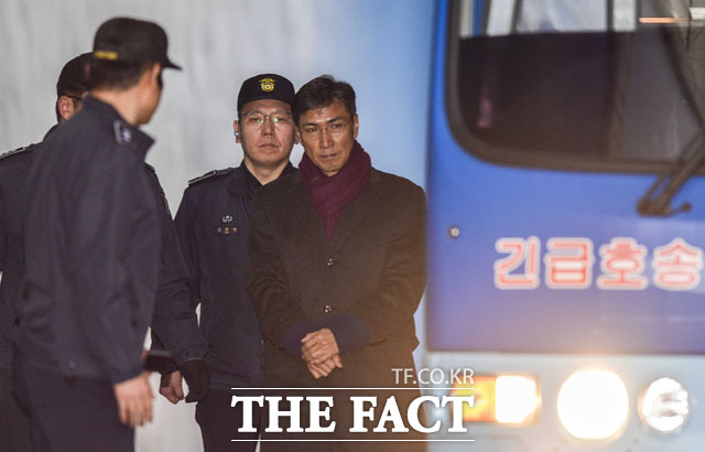 안희정 전 충남도지사의 아내 민주원 씨가 20일 2심 재판부의 판결과 피해자 김지은 씨의 주장을 반박하는 글을 자신의 SNS에 올렸다. 지난 1일 항소심에서 징역 3년 6개월의 실형을 선고 받은 안 전 지사가 호송차에 오르는 모습./남윤호 기자