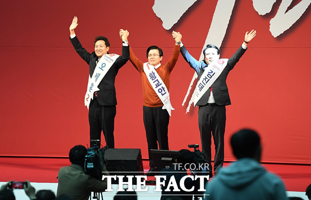 당대표 후보 3인은 시작 전 서로의 손을 잡아 보지만...