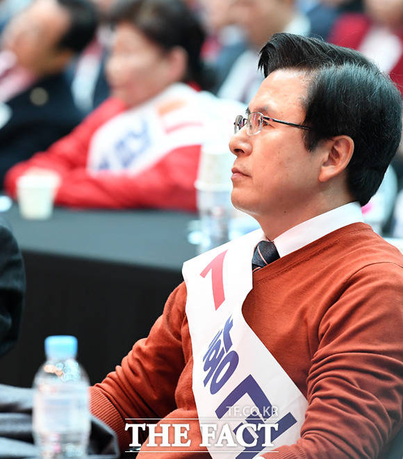 오세훈 후보의 공격에 눈 한번 깜빡하지 않는 황교안 후보