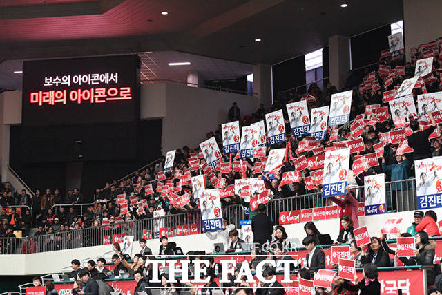 '보수의 아이콘에서 미래의 아이콘으로' 김진태 후보 지지자들의 응원 소리가 장내 한가득