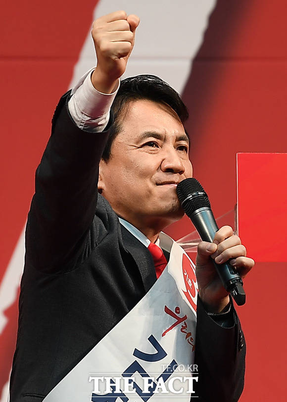 '어금니 꽉! 두 주먹 질끈!'