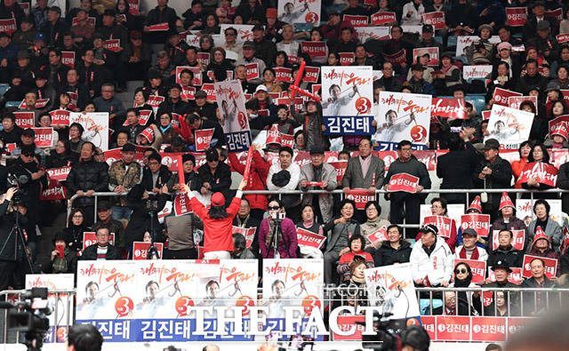 상대를 공격 할수록 점점 더 커지는 김진태 후보 지지자들의 목소리