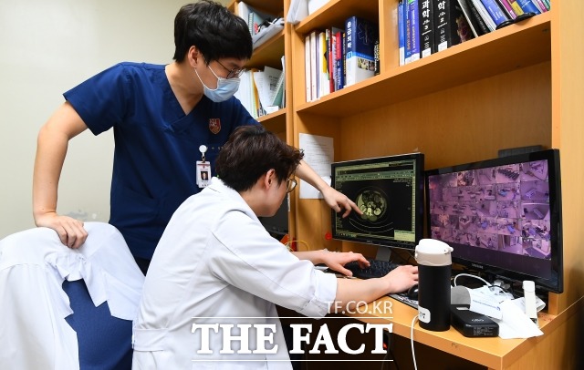 응급의학과 전공의들이 환자 CT촬영 결과를 살피고 있다. /이동률 기자