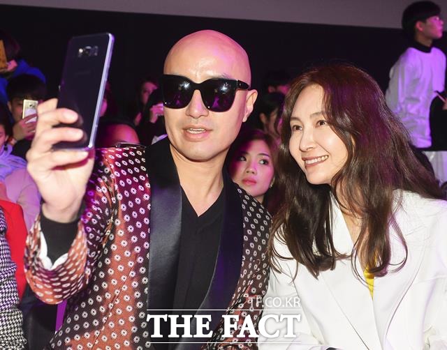 홍석천은 요식업 운영과 예능활동으로 바쁜 나날을 보내고 있다. 사진은 지난해 채시라와 함께 '2018 F/W 헤라서울패션위크' CARUSO 쇼에 참석할 당시. /이동률 기자