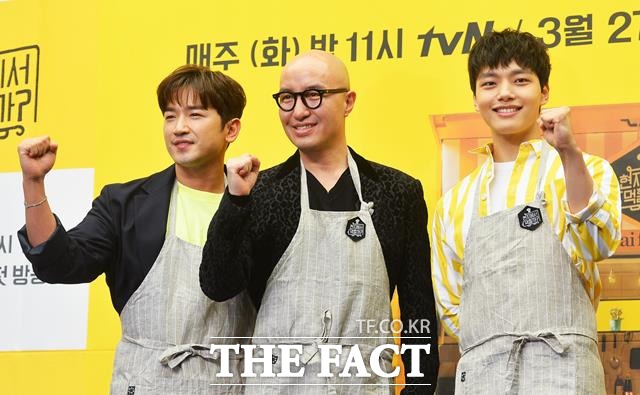 홍석천은 음식에 대한 오랜 경험과 노하우로 먹방, 쿡방 열기에도 한몫을 했다. 사진은 지난해 3월 홍석천(가운데)이 가수 이민우, 배우 여진구와 tvN '현지에서 먹힐까?' 제작발표회에 참석해 포토타임을 갖고 있다. /이동률 기자
