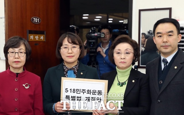 22일 바른미래당을 비롯한 여야 4당은 5.18 민주화 운동에 대한 왜곡·비방을 처벌하는 특별법 개정안을 제출했다. 왼쪽부터 더불어민주당 권미혁, 정의당 추혜선, 민주평화당 장정숙, 바른미래당 채이배 의원./뉴시스