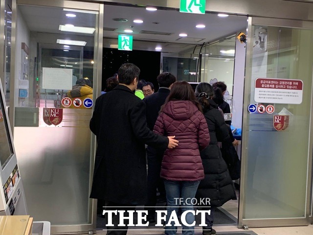 응급센터 입구에서는 취객으로 인해 병목현상이 발생했다. /임현경 기자