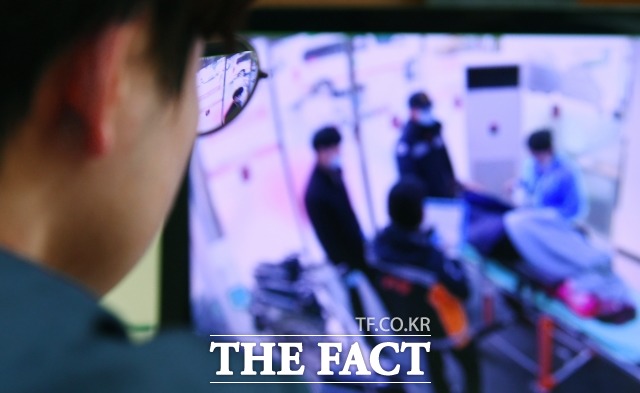 지금 이 순간에도 응급센터에는 환자들이 몰려들고 있다. 허 치프가 CCTV 모니터로 환자분류소 상황을 파악하고 있다. /이동률 기자