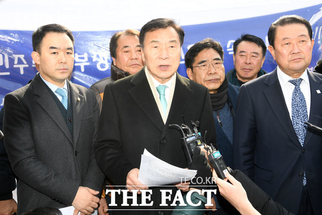 채이배 바른미래당 의원은 '5.18 왜곡 처벌법'에 따른 '표현의 자유' 침해 논란에 관해 "민주화 역사를 부정하는 건 헌법 가치를 훼손하는 게 아닌가"라고 비판했다. 사진은 손학규 바른미래당 대표와 채이배, 박주선 의원이 지난 12일 자유한국당의 5.18 망언에 대한 입장을 말하는 모습. /남윤호 기자