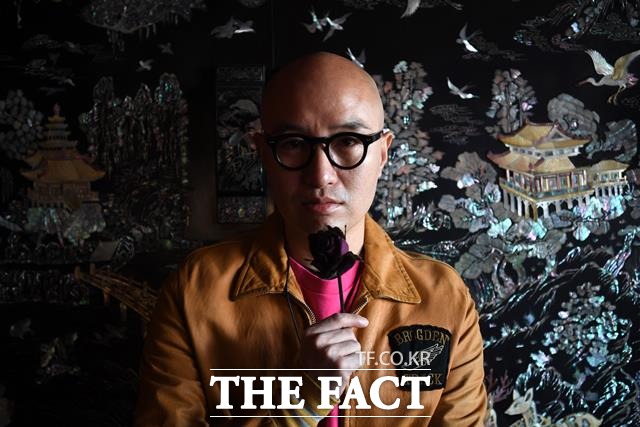 "만나고 헤어지는 건 보통사람과 똑같죠." 홍석천은 자신의 성 정체성(동성애)에 대해 "초등학교 3~4학년 때 다른 친구들과 뭔가 이상한 걸 느꼈다"고 털어놨다. /남윤호 기자
