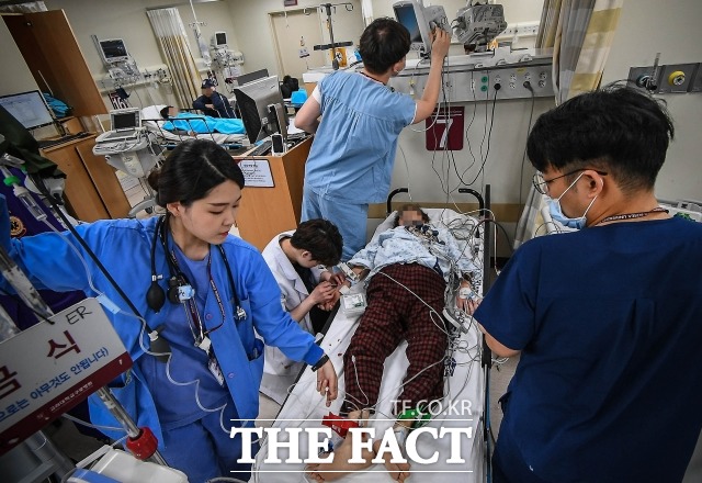 응급센터 의료진은 '환자만 봤으면 좋겠다'며 고충을 토로했다. 충북에서 홀로 거주하던 노인이 이날 응급센터로 전원을 왔다. 그는 당뇨와 그로 인한 합병증을 앓고 있었다. /고대구로병원=이동률 기자