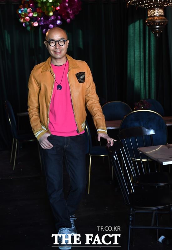 '요식업 대부' 홍석천은 이태원동과 경리단길(마이스카이)에 두개의 건물을 소유하고 있다. 그는 현재 난항에 빠진 건물주 및 상인들과 협의해 해법을 모색하는 경리단길 살리기 프로젝트를 준비중이다. /남윤호 기자