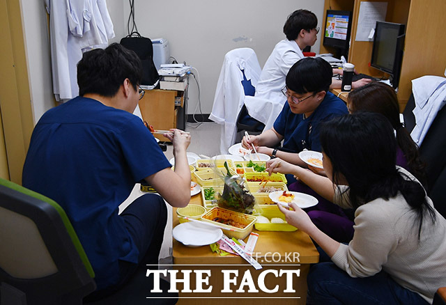 전공의들이 당직실에서 잠깐의 짬을 내 저녁 식사를 하고 있다. /이동률 기자