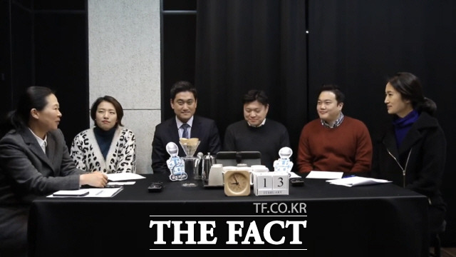 최근 바른미래당은 당 차원에서 '언니가 간다'를 응원하고 있다. 오신환(왼쪽 세 번째) 바른미래당 사무총장이 '언니가 간다' 실시간 토크쇼에 출연한 모습. /'언니가 간다' 갈무리