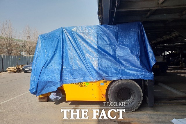 사고 원인을 두고 제품을 구입한 지게차 사고 유족과 제품을 판매한 현대건설기계의 입장이 상반되고 있는 가운데, 사고 지게차는 4번 게이트 주차장에서 장막에 가려져 보존되고 있다. /시흥=이한림 기자