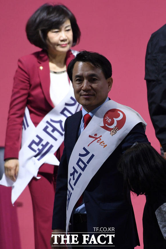 당 대표 후보 김진태 의원이 27일 오후 경기도 고양시 킨텍스에서 열린 자유한국당 제3차 전당대회에 참석해 후보자들과 단체 인사를 마치고 단상에서 내려가고 있다. 뒤로는 5.18 망언으로 당 내 윤리위에 함께 제소된 최고위원 후보 김순례 의원./고양=남윤호 기자
