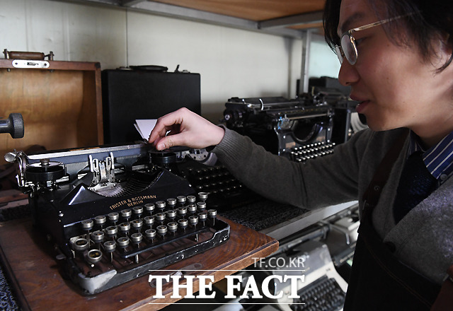 1911년 독일에서 만들어진 이 타자기는 김 씨가 보유한 타자기 중 가장 오래됐다.