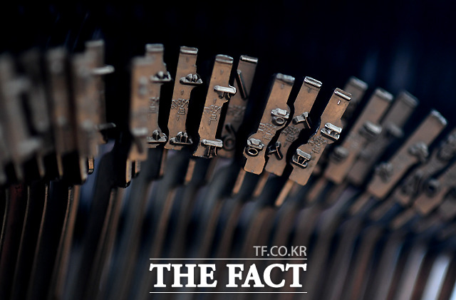 타자기에는 양각으로 새겨진 금속활자가 촘촘히 나열돼 있다.