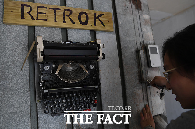 서울 도봉구에서 수동타자기 수리점을 운영하는 김 씨. 가게 문에도 타자기가 달려 있다.