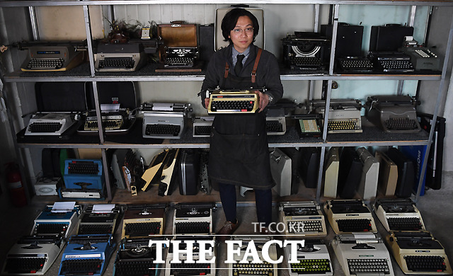 전국 각지에서 온 타자기는 그의 손을 통해 기능을 되찾아 새 주인을 기다리고 있다.
