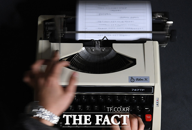 타자기 캐리지의 레버를 밀어 줄을 바꾸고 문단을 조절할 수 있다.