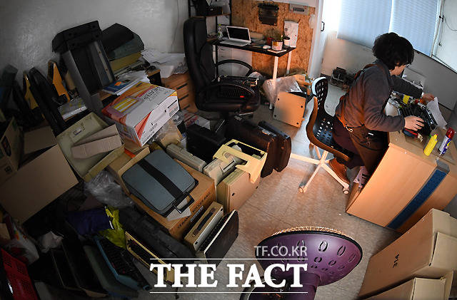 김 씨는 매일 오전부터 늦은 저녁까지 4평 남짓되는 작업실에서 타자기를 수리한다.