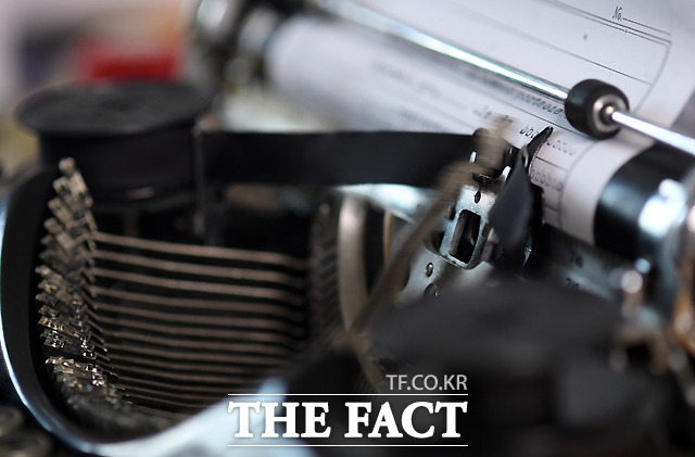 '탁! 탁!' 활자의 기계 관절이 종이를 강타하며 경쾌한 소리를 낸다.