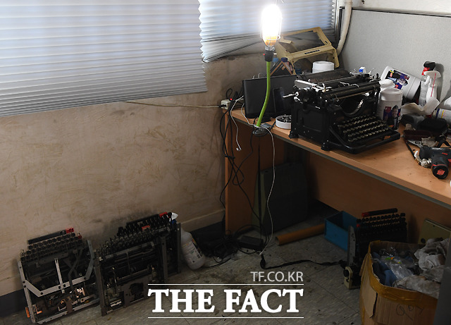 작업실 곳곳에 놓인 분해된 타자기, 그가 뜯어보고 익히며 고장낸 타자기만 해도 100여대에 달한다.