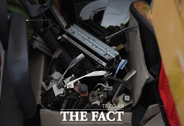 타자기의 캐리지 더미가 작업실 한 켠에 쌓여 있다. 캐리지는 용지를 이동하고 줄바꿈 하는 역할을 한다.