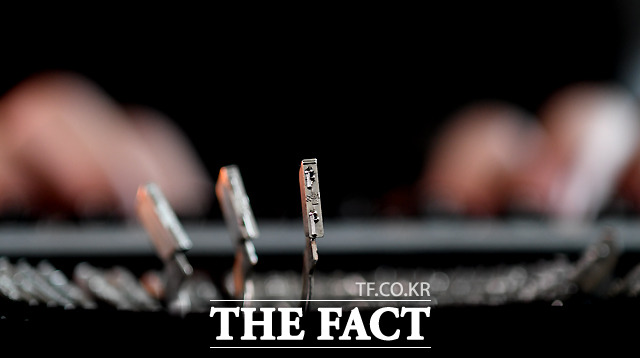 자음과 모음, 특수기호 등이 각인된 타자기의 활자는 자판을 누르면 위로 올라가 종이를 타격한다.